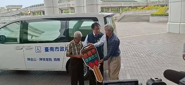 熱心市民捐贈3輛復康巴士 黃偉哲感謝善舉為社會發光發熱