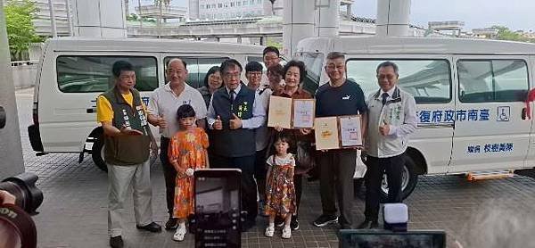 熱心市民捐贈3輛復康巴士 黃偉哲感謝善舉為社會發光發熱