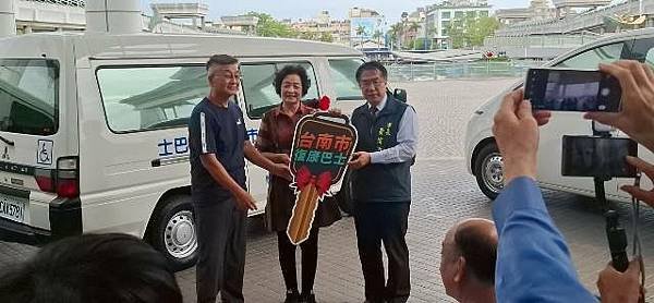熱心市民捐贈3輛復康巴士 黃偉哲感謝善舉為社會發光發熱