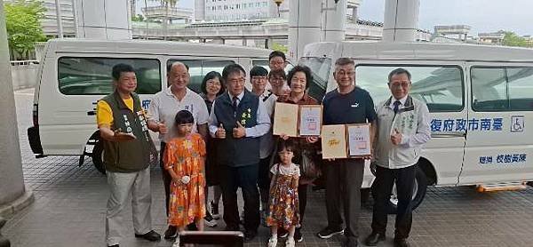 熱心市民捐贈3輛復康巴士 黃偉哲感謝善舉為社會發光發熱