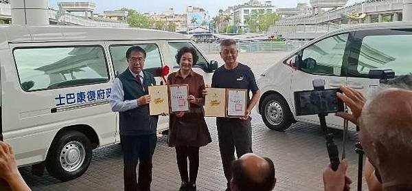 熱心市民捐贈3輛復康巴士 黃偉哲感謝善舉為社會發光發熱