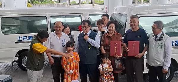 熱心市民捐贈3輛復康巴士 黃偉哲感謝善舉為社會發光發熱