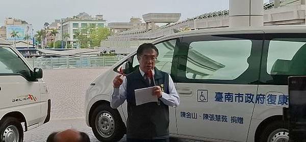 熱心市民捐贈3輛復康巴士 黃偉哲感謝善舉為社會發光發熱