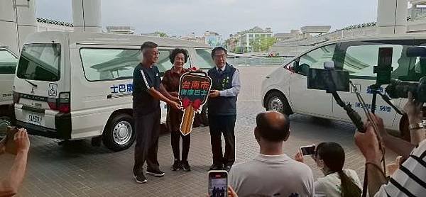 熱心市民捐贈3輛復康巴士 黃偉哲感謝善舉為社會發光發熱