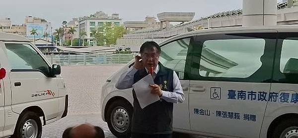 熱心市民捐贈3輛復康巴士 黃偉哲感謝善舉為社會發光發熱