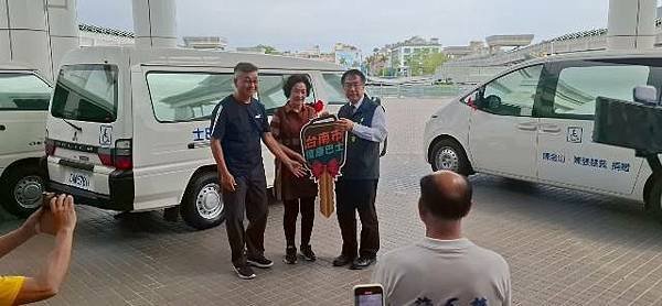 熱心市民捐贈3輛復康巴士 黃偉哲感謝善舉為社會發光發熱