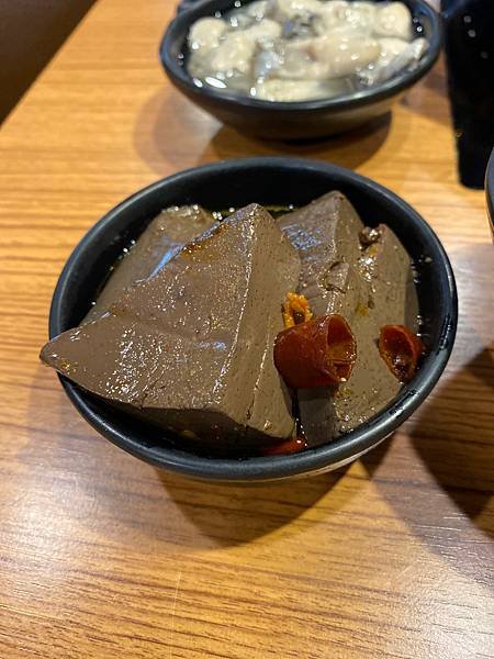 新北聚餐首選！蒙古紅頂級麻辣火鍋(蘆洲店)，上百種新鮮食材吃