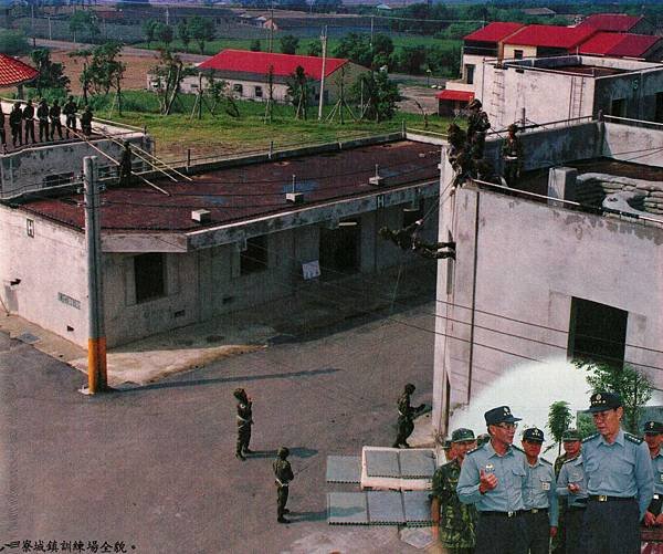 中華民國陸軍畫刊8512-1城鎮戰訓練.jpg