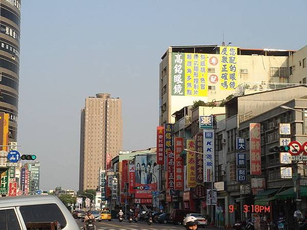 ★高雄鳴賢廣告~外牆彩繪~高雄市高銘眼鏡外牆版面更新