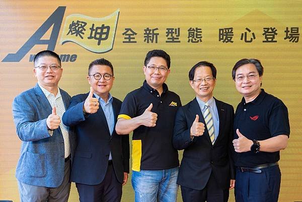 燦坤Awesome南崁開幕_合影左起：宏碁股份有限公司台灣區張世欣營運長、台灣三星電子股份有限公司林聖斌副總經理、燦坤實業股份有限公司林技典董事....jpg
