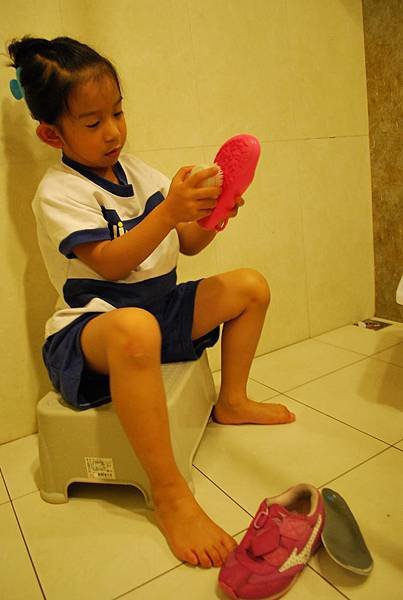 汝汝洗鞋.JPG
