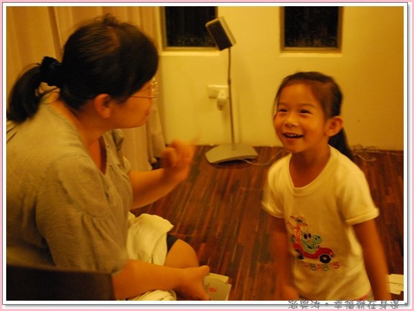 汝汝粘著阿姨.jpg