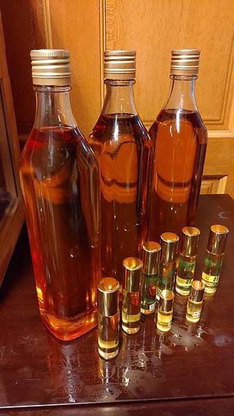 12年醇化的酒紅色扁柏精油