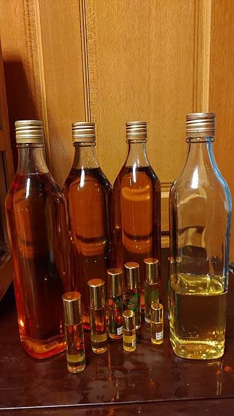 12年醇化的酒紅色扁柏精油