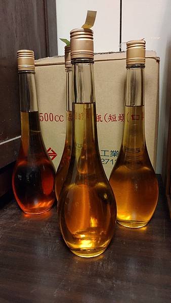 12年醇化的酒紅色扁柏精油