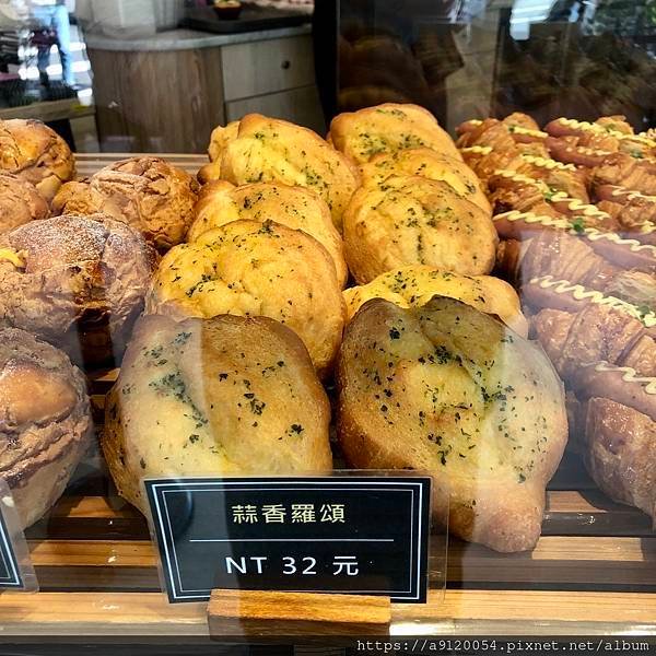 [樂食]台中 法芙妮公益店—走過路過一定想吃的 草莓可頌🥐