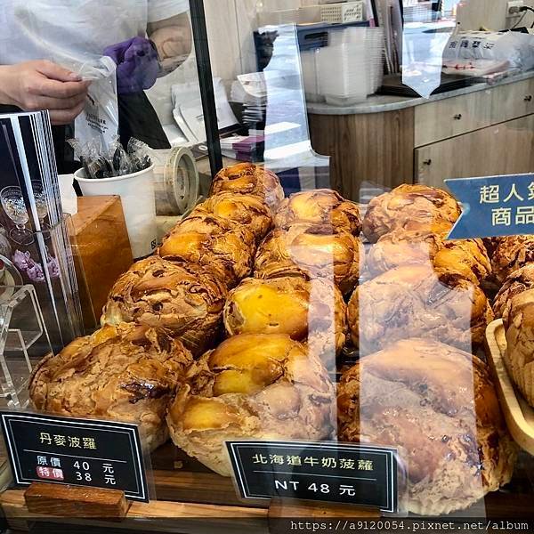 [樂食]台中 法芙妮公益店—走過路過一定想吃的 草莓可頌🥐