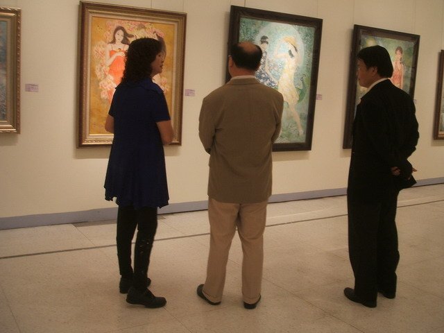 帶著美女逛畫展