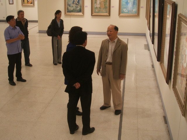 帶著美女逛畫展