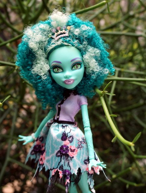 Monster High 花園中散步的爆炸頭女孩 -- 蜂蜜