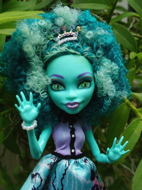 Monster High 花園中散步的爆炸頭女孩 -- 蜂蜜