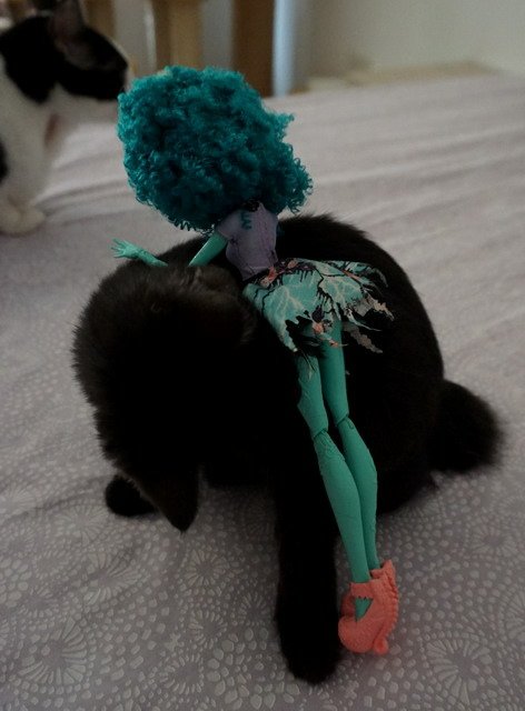 Monster High 花園中散步的爆炸頭女孩 -- 蜂蜜
