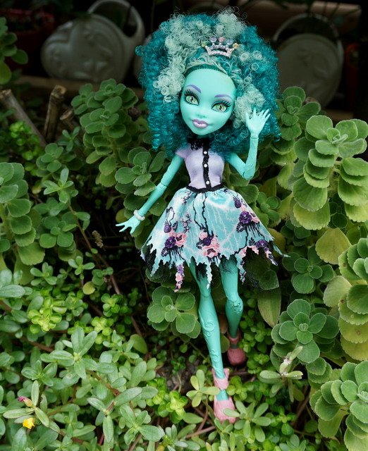 Monster High 花園中散步的爆炸頭女孩 -- 蜂蜜