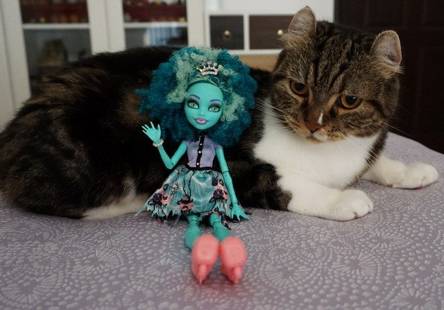 Monster High 花園中散步的爆炸頭女孩 -- 蜂蜜