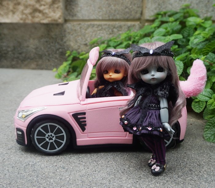 小魔女姐妹花開車兜風