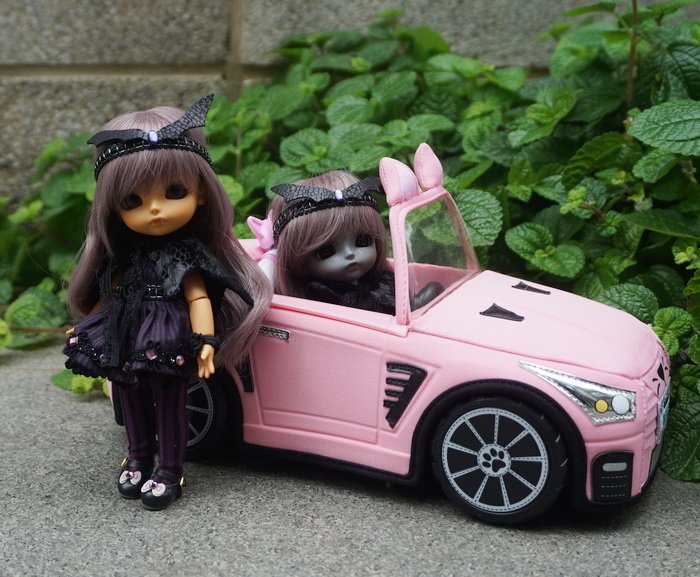 小魔女姐妹花開車兜風
