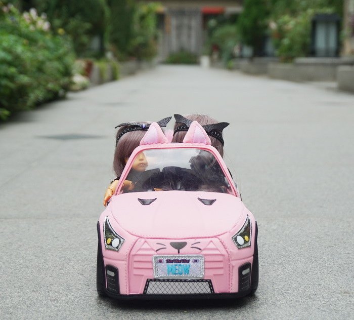 小魔女姐妹花開車兜風