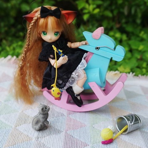 貓耳娘逗小貓