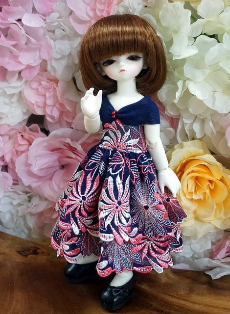 小女孩的蕾絲禮服 -- 靛藍
