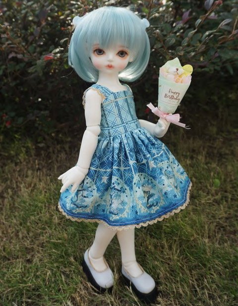 抱花束的少女