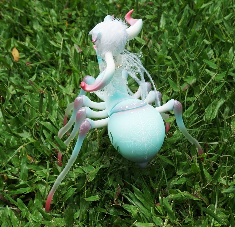 繡球花叢中的蜘蛛精