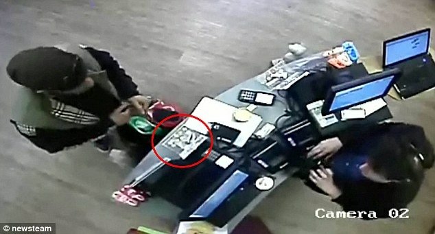男子在貓咖啡偷愛心零錢箱　被貓咪逮個正著