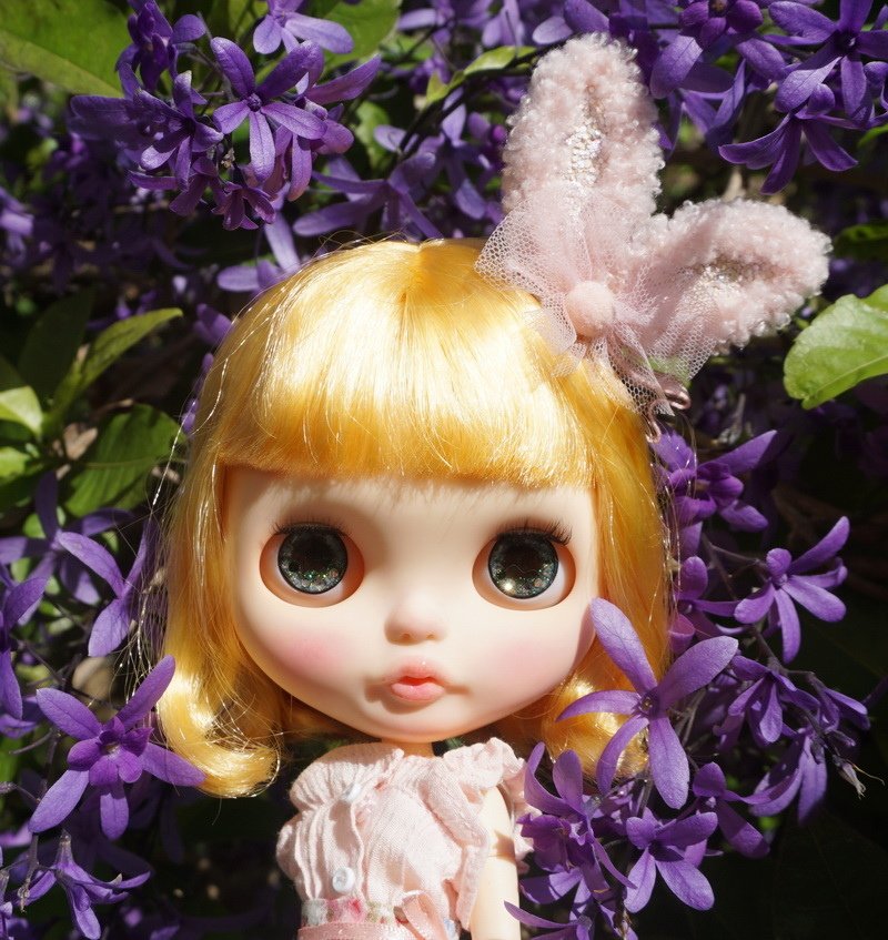 俏皮女孩與藍花藤