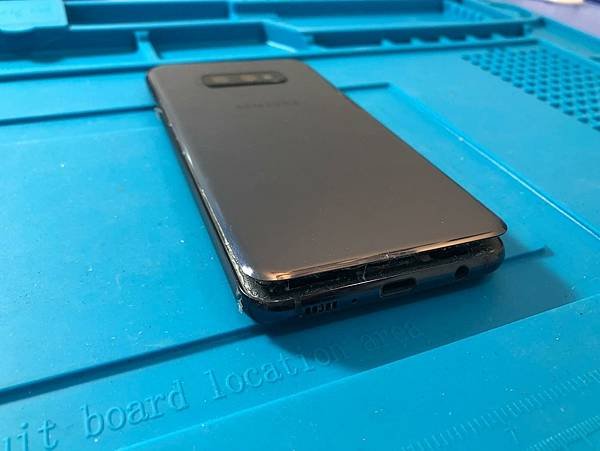 Samsung S10e電池膨脹.jpg