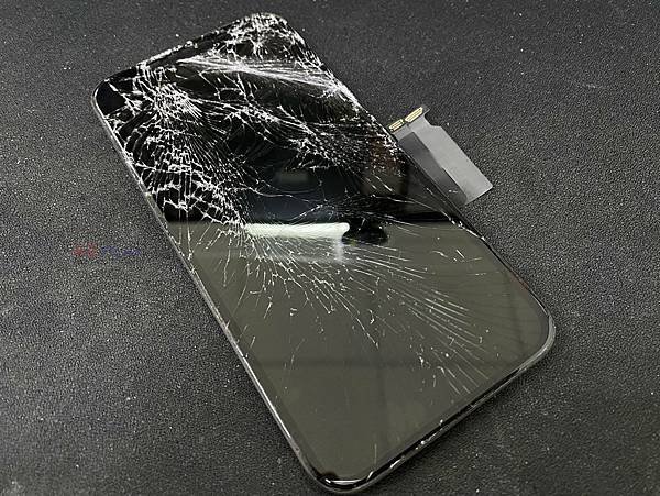 IPHONE XR液晶面板破裂.jpg