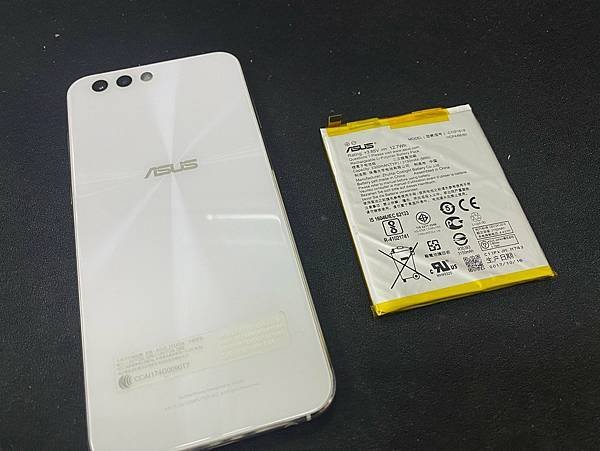 ASUS ZenFone4電池膨脹.jpg