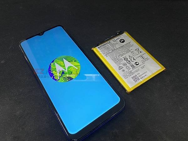 Moto g8 Power Lite電池膨脹.jpg