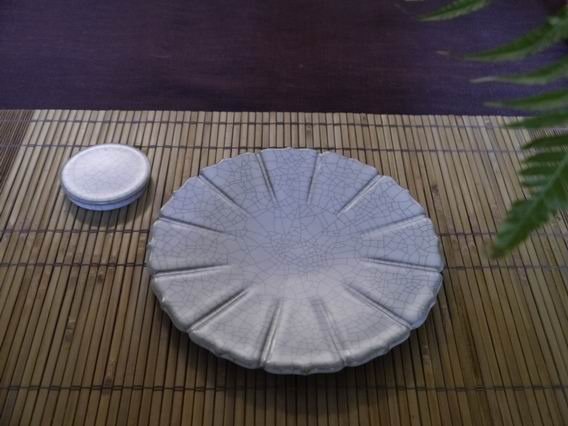 白冰裂花瓣壺承、白立體蓋置