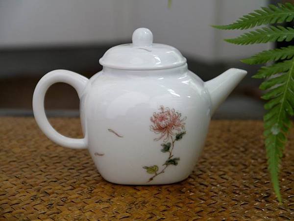 手繪菊花紋瓷壺-1.JPG