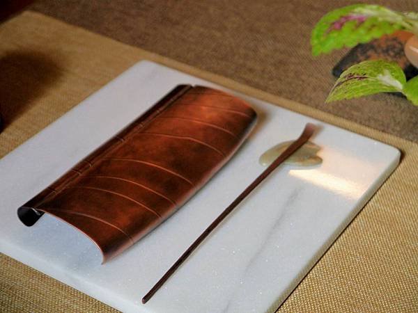m8葉脈紅銅手打茶則-3.JPG
