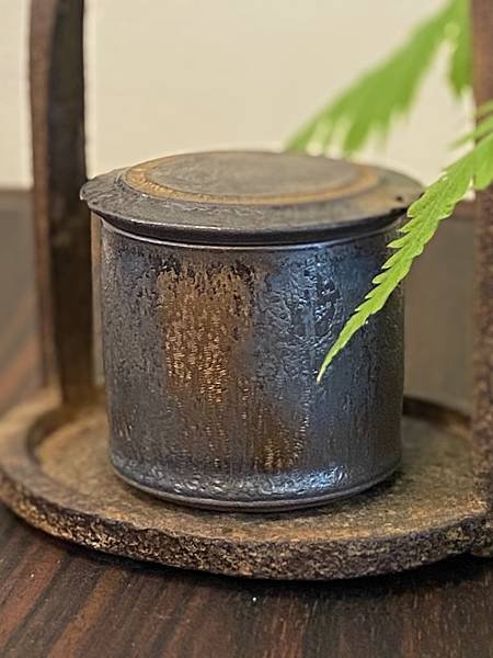 A57康嘉良墨金小茶罐-3.jpg
