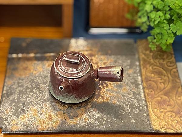 斑紅側把壺-4.jpg