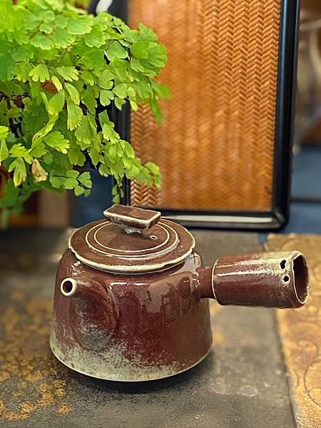 斑紅側把壺-2.jpg