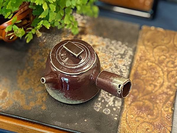 斑紅側把壺-1.jpg