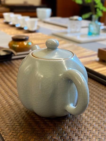 癸花青瓷壺-3.jpg