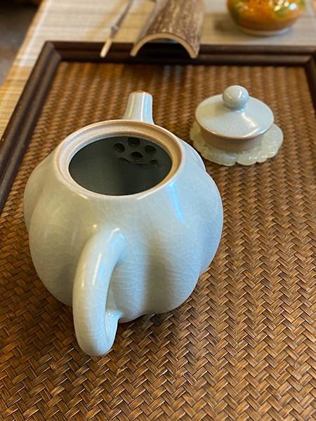癸花青瓷壺-4.jpg